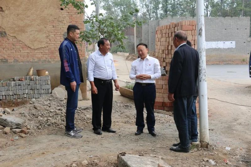 扶貧路上  攜手同行——弘義集團黨委書記、董事長張秀峰一行 到定點幫扶村調(diào)研