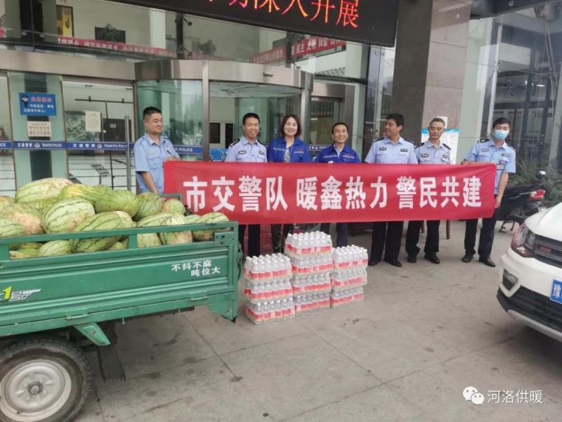 高溫下交警執(zhí)勤忙，暖鑫熱力送瓜送水送清涼